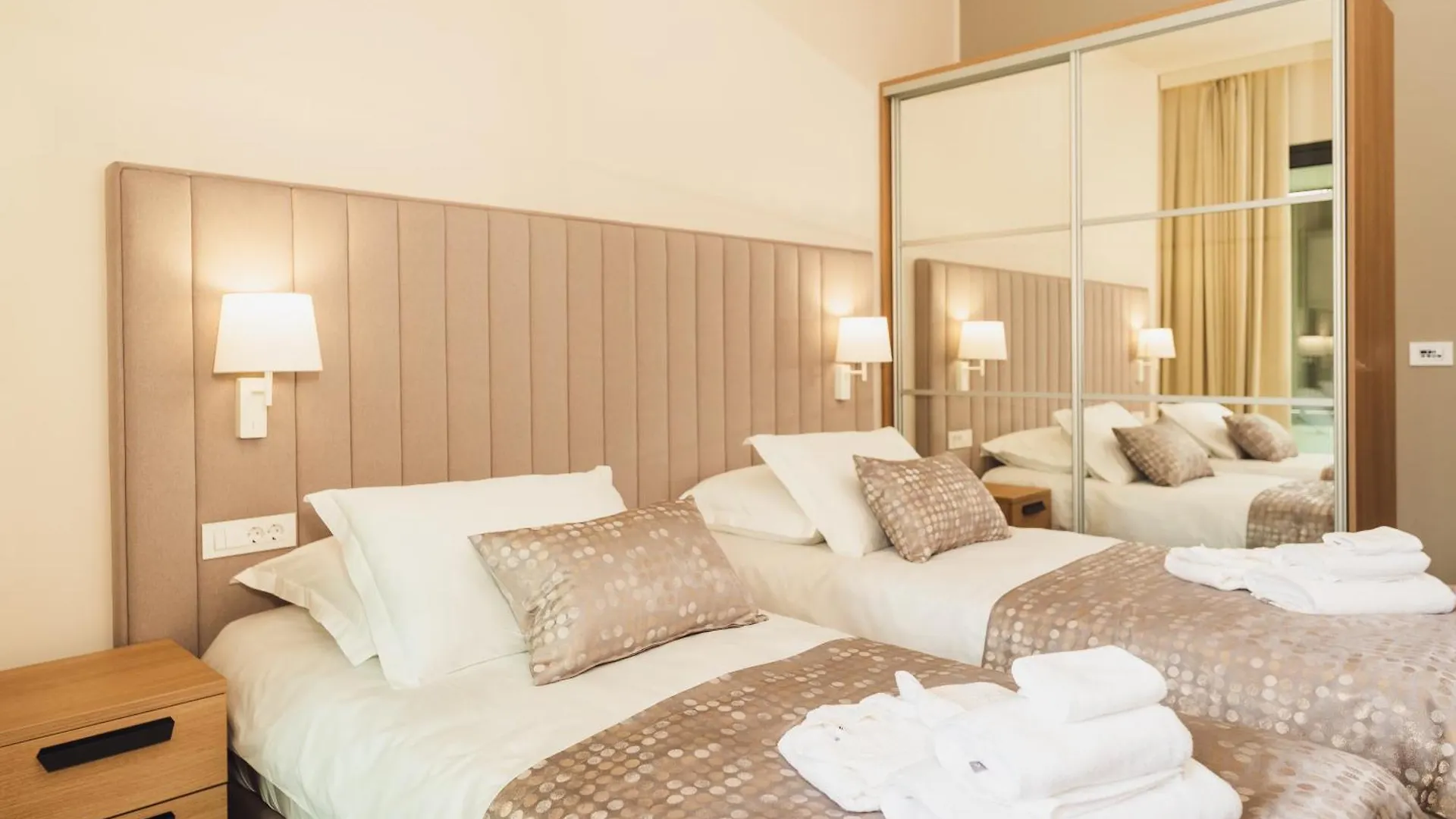 Hotel Akademis - Fit Split 4*,