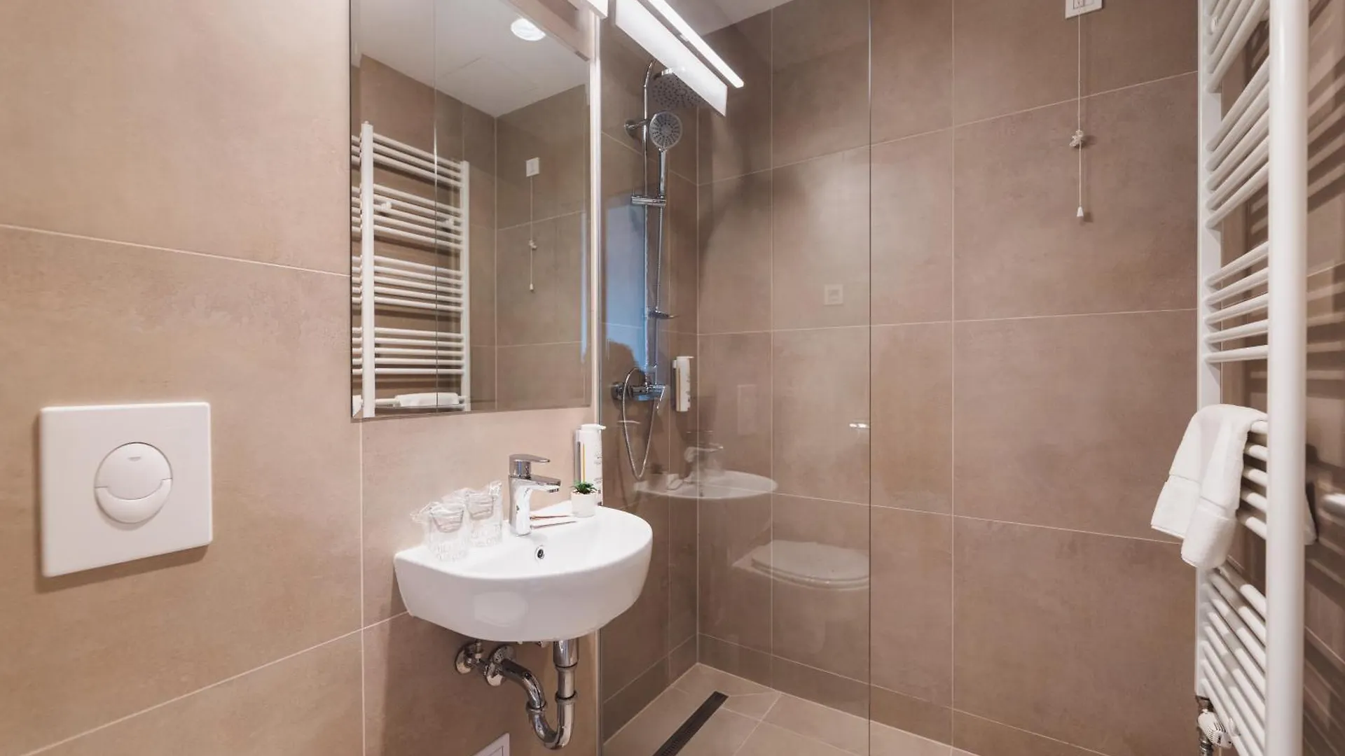 Hotel Akademis - Fit Split